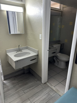 Bravo Inn Greensboro - Guest Bathroom